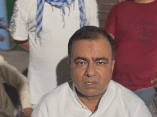 कैंट से सपा विधायक मोहम्मद हसन रूमी ने कहा- पूर्व भाजपा विधायक का मानसिक संतुलन बिगड़ गया है।