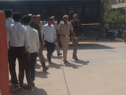 SDM थप्पड़कांड के आरोपी नरेश मीणा को मंगलवार को टोंक के कोर्ट में पेश किया गया।