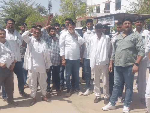 नरेश मीणा को वापस बूंदी ले जाने के दौरान समर्थकों ने नारेबाजी की।