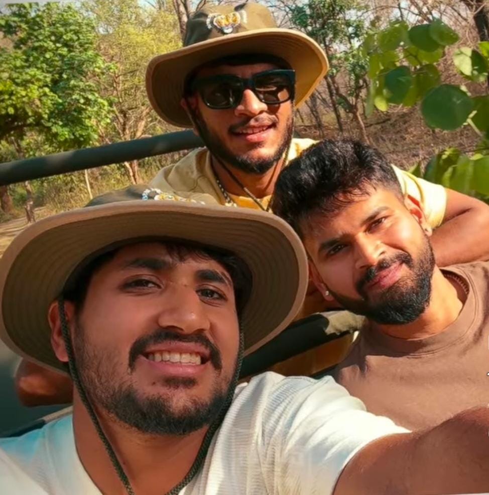 सफारी के दौरान सेल्फी लेते अय्यर।
