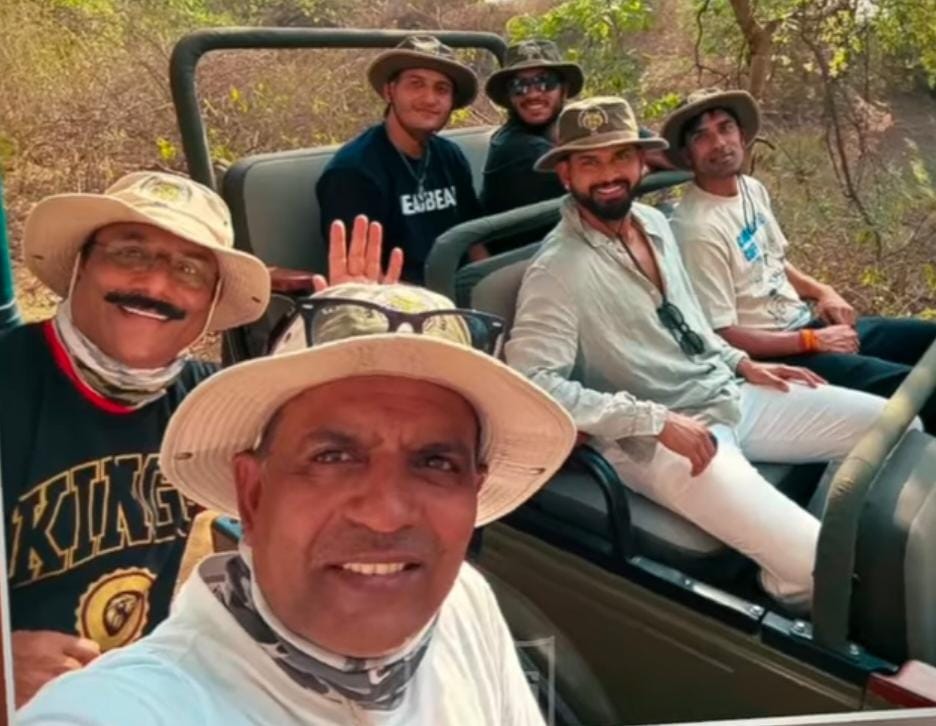 सफारी के दौरान श्रेयस अय्यर।