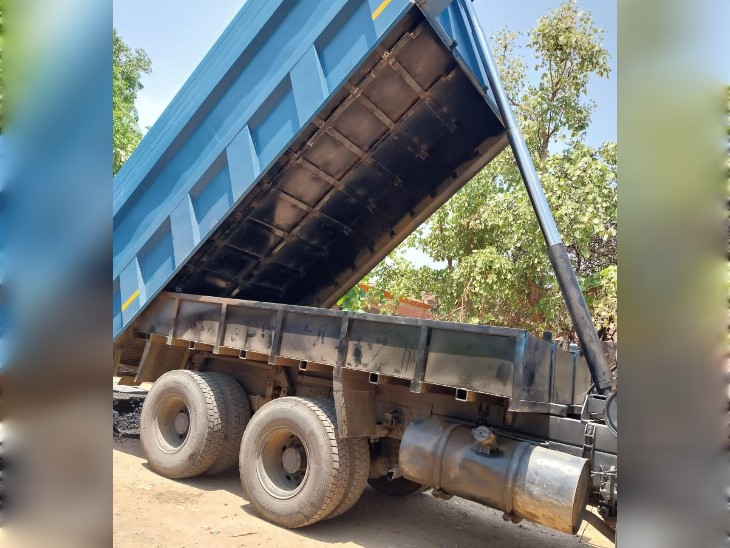 डंपर में चेंबर बनाया गया था। इसमें 38 प्लास्टिक बैग छिपाए गए थे, जिनमें डोडा चूरा भरा था।