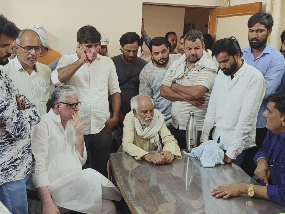 तीन दौर की विफल वार्ता के बाद चौथे दौर में सहमति बनी। इस बैठक में उपखंड अधिकारी दमयंती कंवर, डीएसपी अरविंद कुमार जाट, तहसीलदार हितेश चौधरी और भाजपा नेता श्रवण चौधरी मौजूद थे।