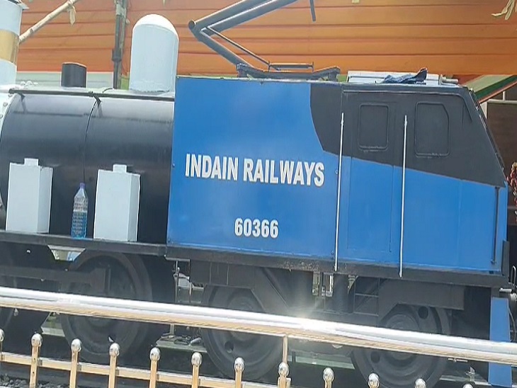 स्टेशन को आकर्षक बनाने रखे गए मॉडल