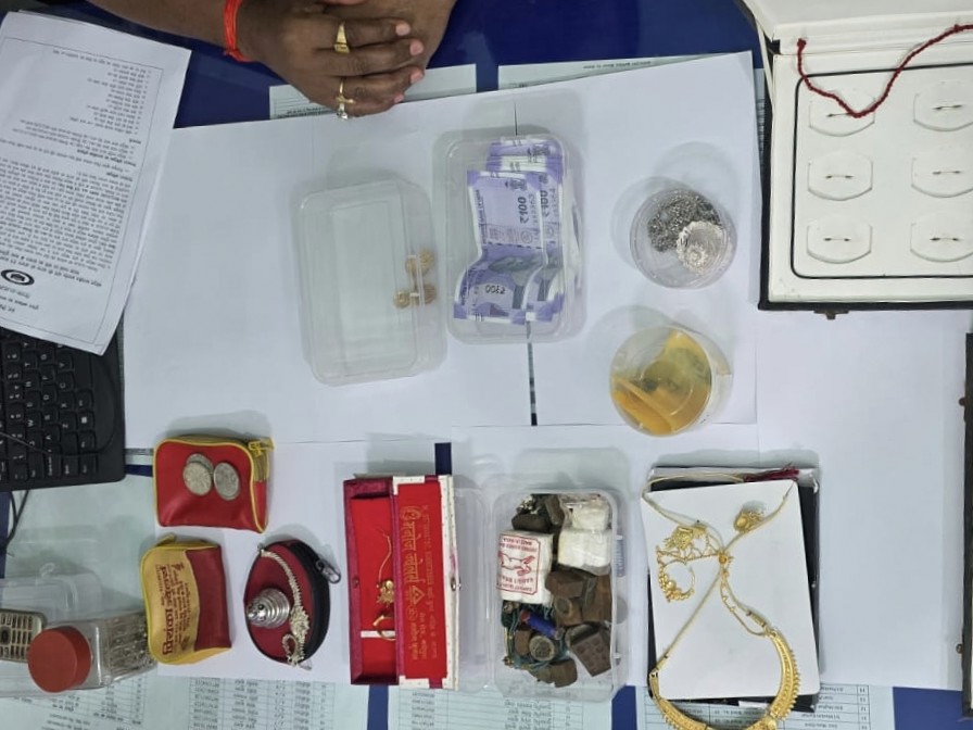 पुलिस ने चोरी का सामान बरामद किया।