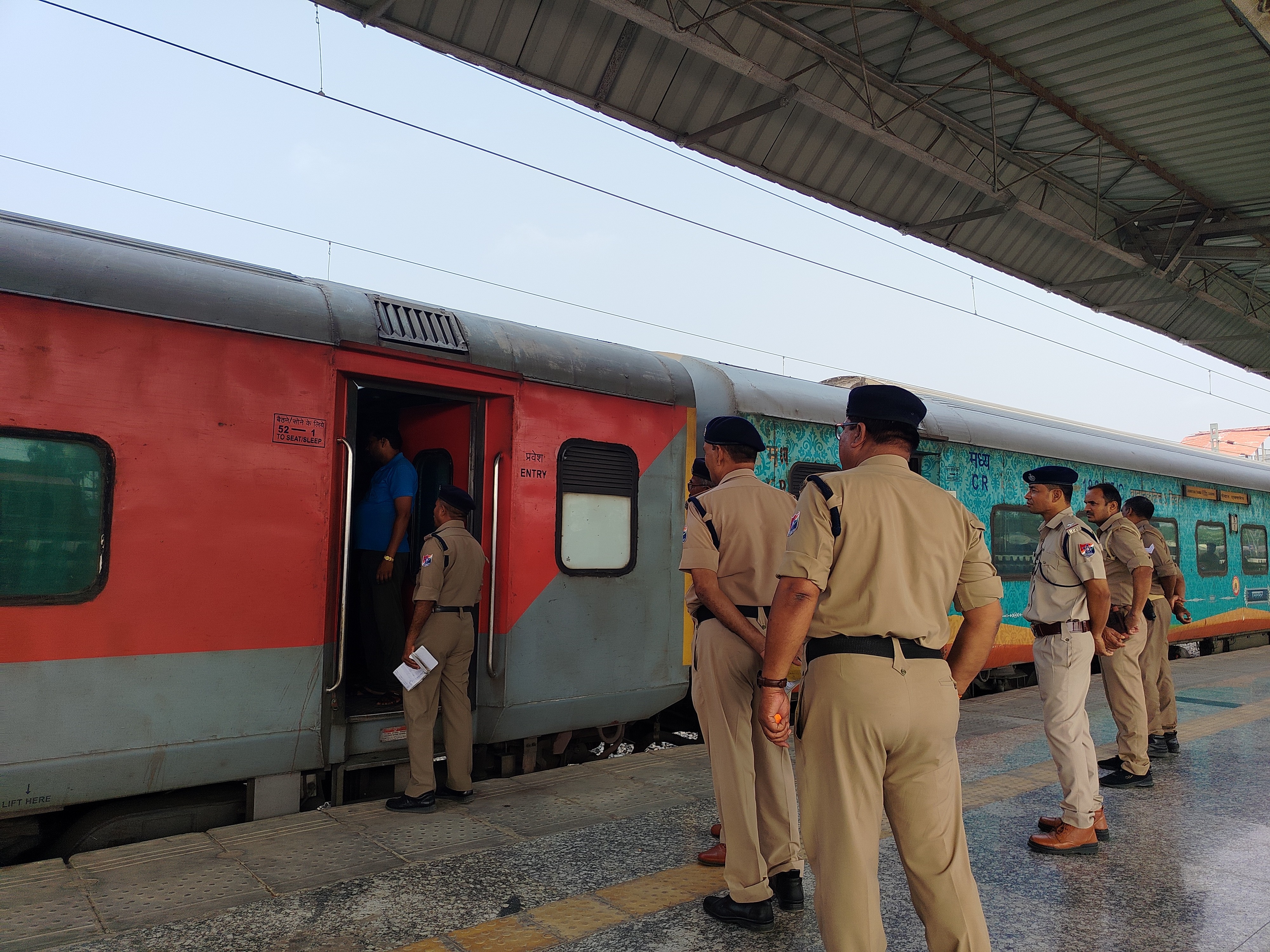 Intensive checking by RPF at Bhatni station of Deoria | देवरिया के भटनी ...