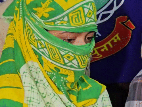 बांग्लादेशी नागरिक शहीदा खातुन उर्फ ज्योति रासेल और मोहम्मद रासेल शेख को मीडिया के सामने पेश करते हुए दुर्ग पुलिस के अधिकारी।