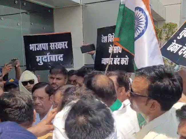 कांग्रेसियों ने बुधवार को भोपाल में मेट्रो कॉरपोरेशन के ऑफिस के बाहर प्रदर्शन किया था। इस दौरान मेट्रो के जीएम प्रोजेक्ट अजय गुप्ता को आवेदन भी सौंपा गया।