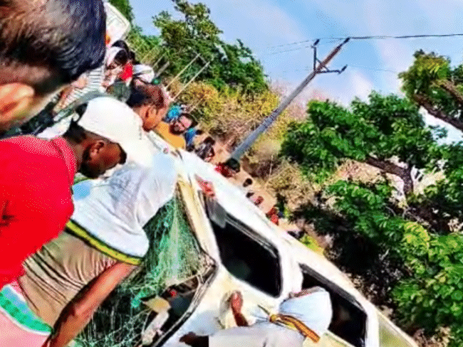 Speeding van overturns in Katni, three women killed