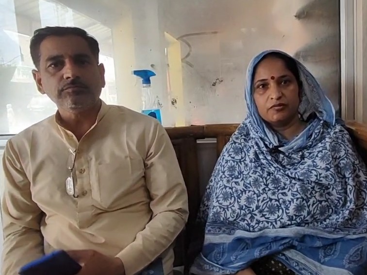 मामले की जानकारी देते हुए मकान मालिक नरेश कुमार और पत्नी प्रमोद कुमारी।