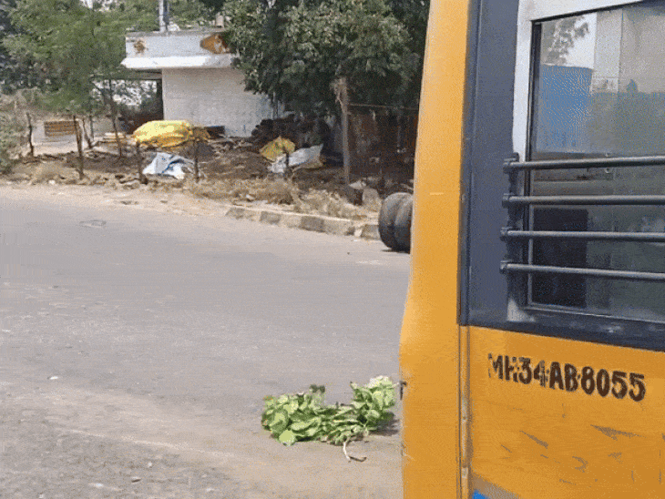 सड़क के किनारे पड़े बस से निकले पीछे के दोनों पहिए।
