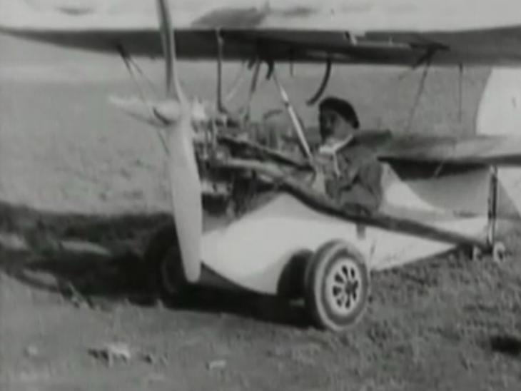 पूर्व बीकानेर रियासत के समय यहां कच्ची एयरस्ट्रिप तैयार की गई थी, जहां फ्लाइंग क्लब के जरिए रॉयल फैमिली के सदस्यों को पायलट बनने की ट्रेनिंग दी जाती थी।