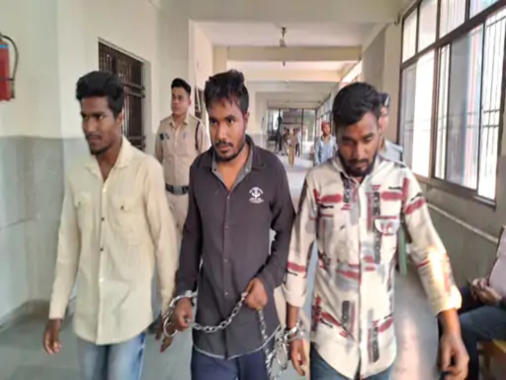 मोहम्मद इस्माइल (27), शेख अकबर (23) और शेख साजन (22) को कोर्ट लेकर जाती हुई रायपुर पुलिस।