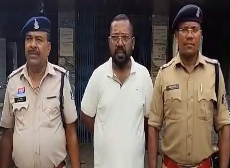 पुलिस की गिरफ्त में आरोपी हरेराम प्रसाद।