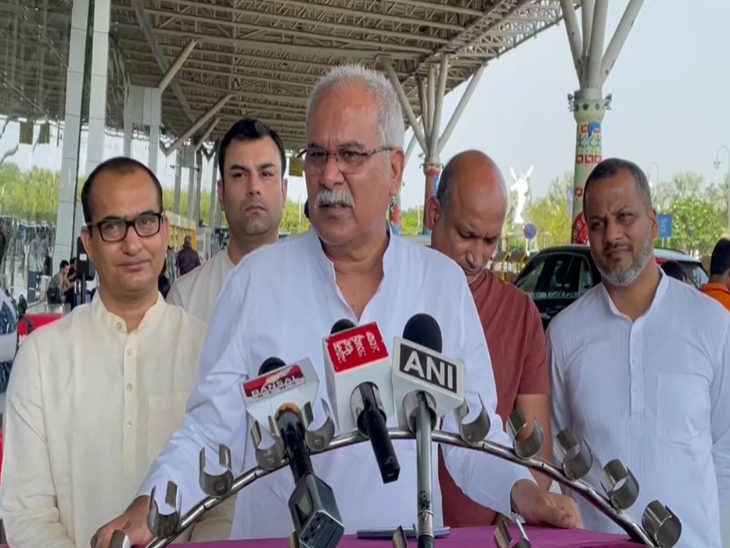 पूर्व सीएम भूपेश बघेल दिल्ली जाने से पहले रायपुर एयरपोर्ट में मीडिया से चर्चा करते।