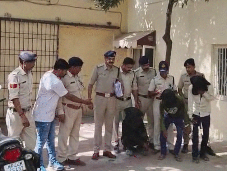 पुलिस की गिरफ्त में रेप-हत्या के तीनों आरोपी।