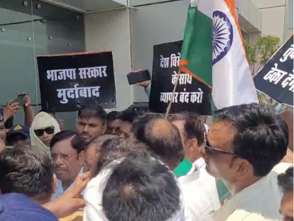 कांग्रेसी भाजपा सरकार मुर्दाबाद लिखी तख्तियां भी लेकर पहुंचे।
