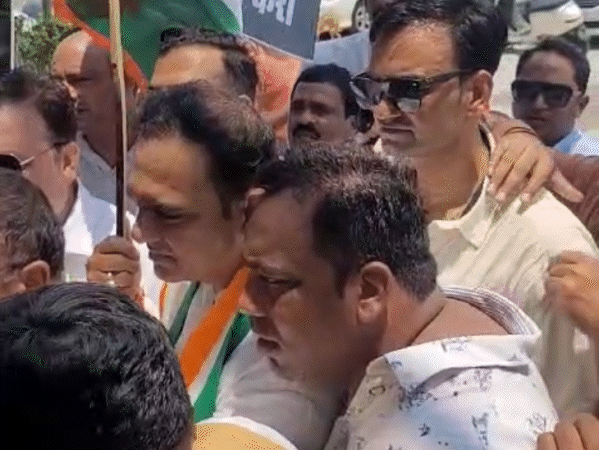 कांग्रेस नेताओं ने अनुबंध खत्म करने की बात कही।