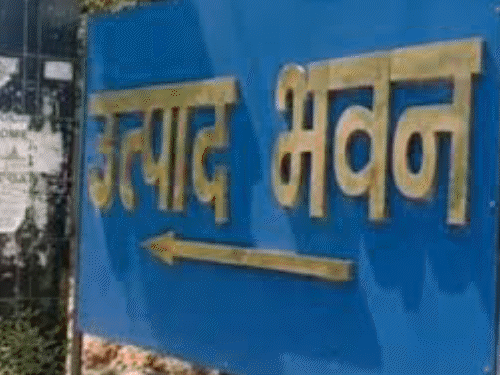 आरोप है कि अपनों को लाभ दिलाने के लिए नियम की बदल दिए गए।