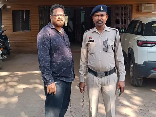 रायपुर में पकड़े गए बांग्लादेशी नागरिको की मदद करने के आरोप में टिकरापारा पुलिस ने सत्कार कम्प्यूटर सेंटर का संचालक मोहम्मद आरिफ को पकड़ा था।