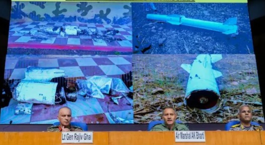 12 मई को नई दिल्ली में 'ऑपरेशन सिंदूर' पर एक प्रेस कॉन्फ्रेंस के दौरान भारतीय सैन्य अधिकारी तबाह मिसाइल का मलबा दिखाते हुए