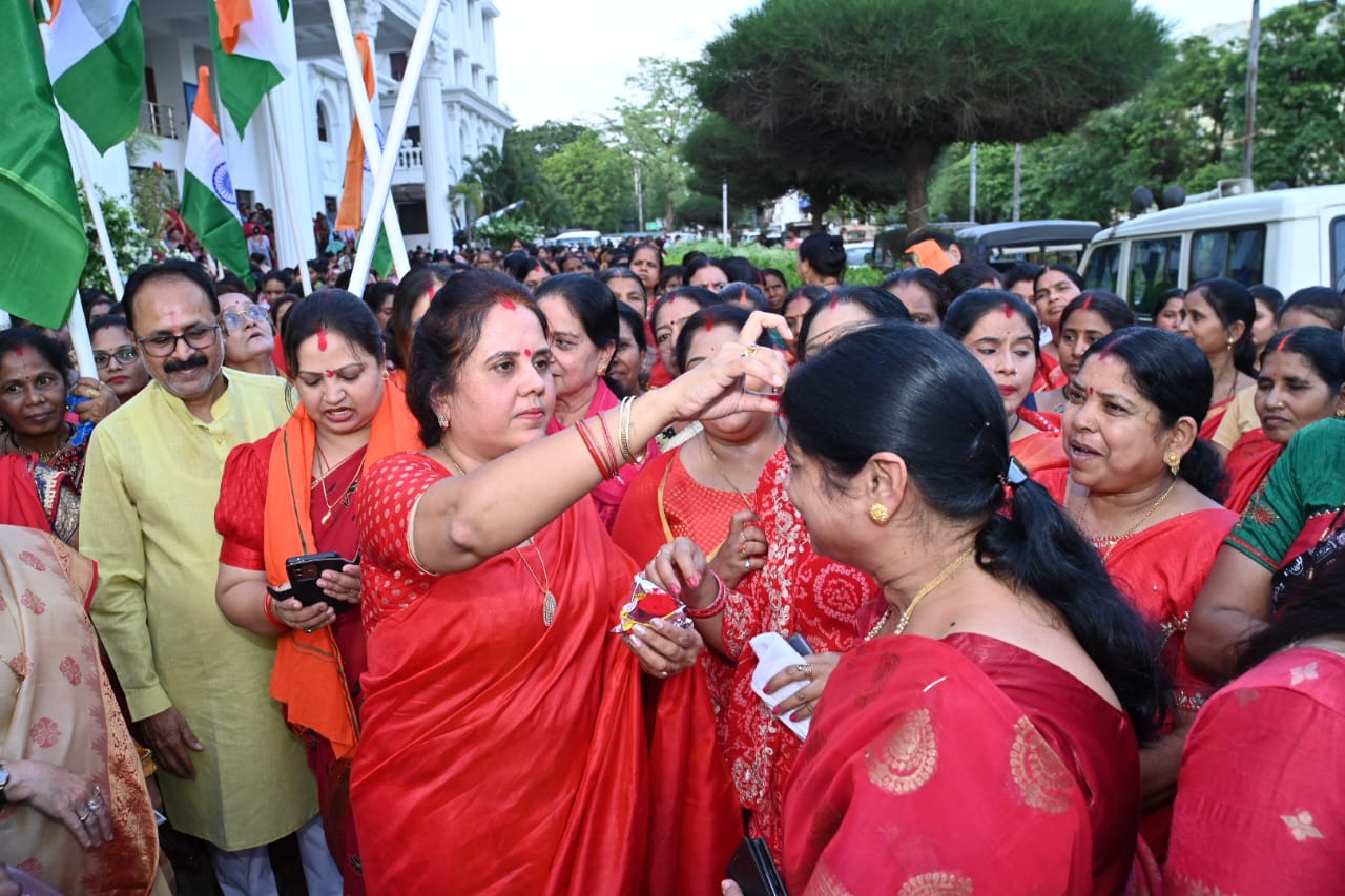 महिलाओं की मांग में सिंदूर लगाते रायपुर मेयर मीनल चौबे।