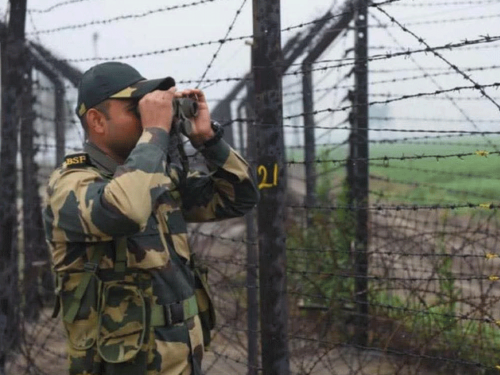 BSF के जवान बॉर्डर पर मुस्तैद हैं। BSF ने ये तस्वीरें सोशल मीडिया X पर शेयर की थीं। (फाइल फोटो) - Dainik Bhaskar
