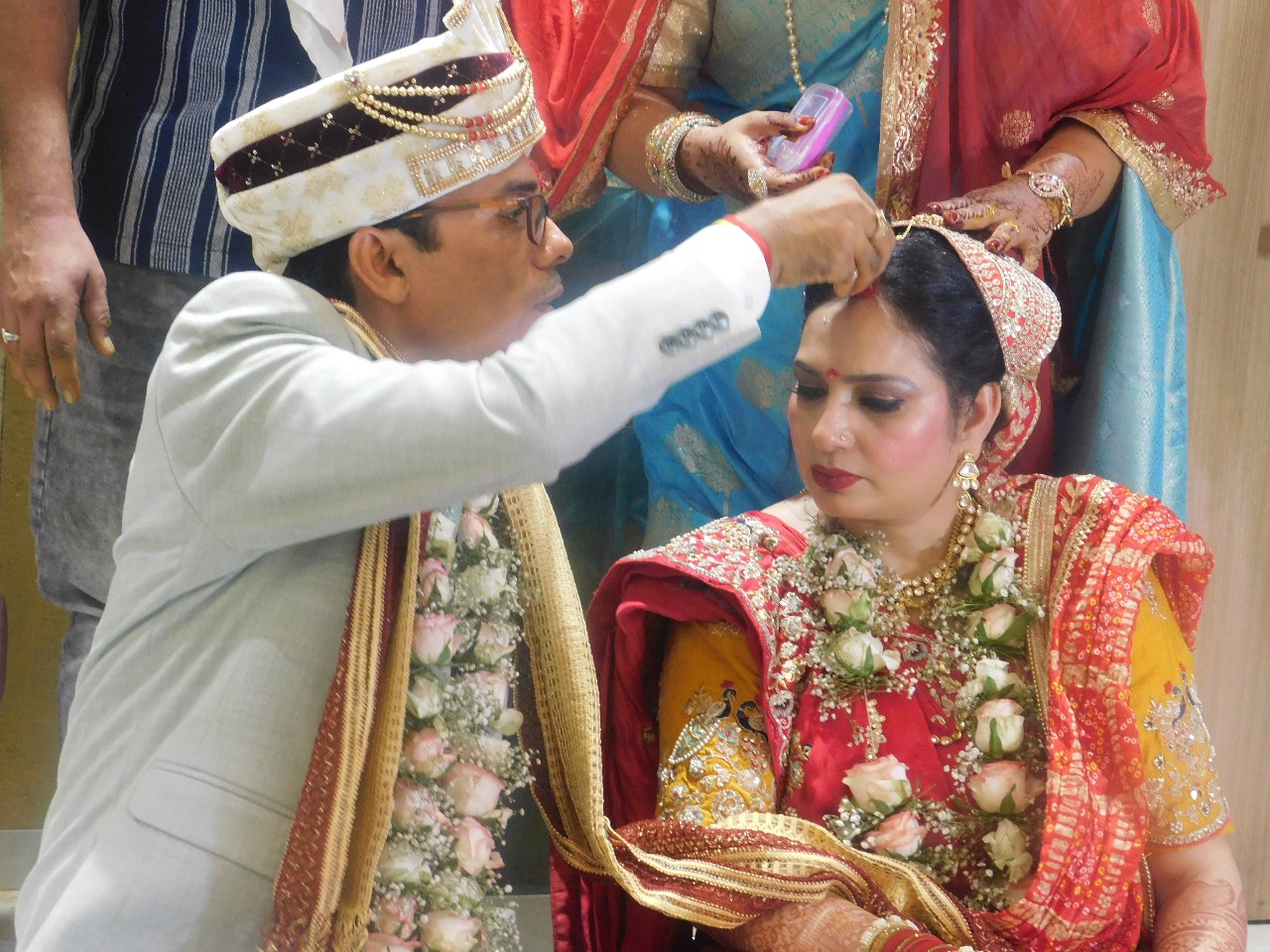 बहू वर्षा की मांग भरते दूसरे पति चेतन जैन।