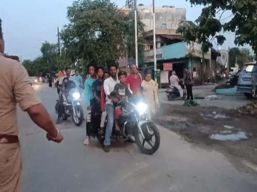 लोग इतना डर गए थे कि एक बाइक पर परिवार के 5-5 लोगों बैठाकर भागने लगे, पुलिस के समझाने के बाद भी नहीं रुके।