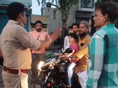 सुबह 5 बजे फैक्ट्री में जोरदार धमाका हुआ। लोग डर के मारे घर छोड़कर भागने लगे।