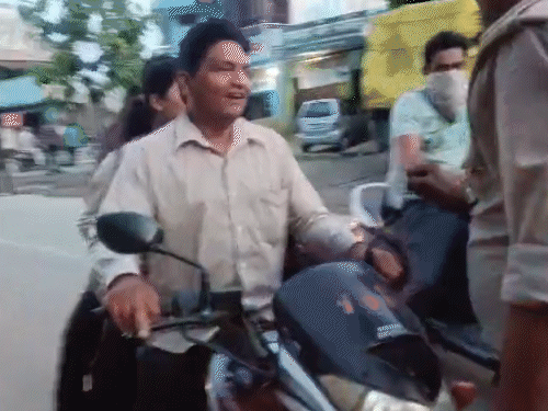 पुलिस ने लोगों से कहा- डरने की कोई बात नहीं, जल्द ही आग पर काबू पा लिया जाएगा।