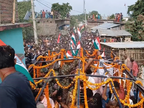 शहीद की अंतिम यात्रा में लोगों की भीड़।