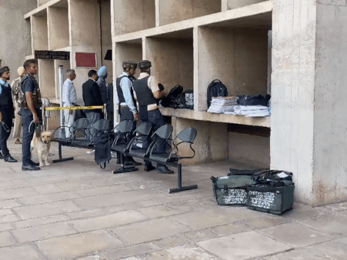 हाईकोर्ट काे बम से उड़ाने की धमकी।