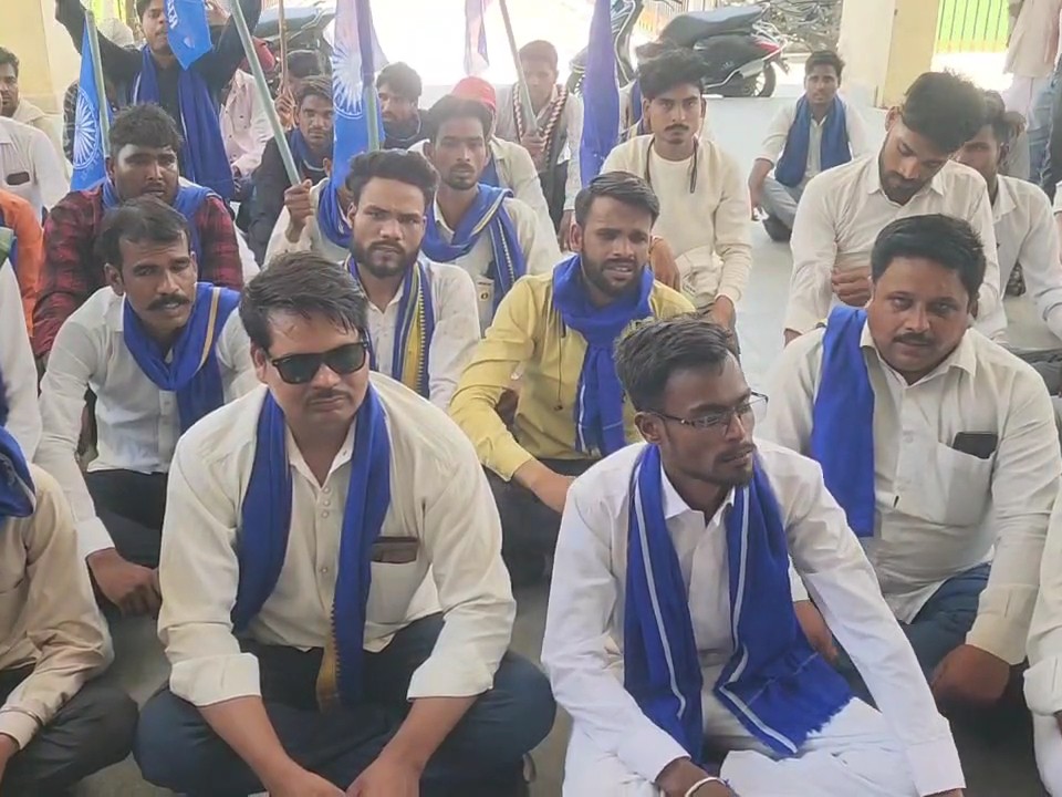 Bhim Army opposes Ambedkar statue controversy | अंबेडकर प्रतिमा विवाद में  भीम आर्मी का विरोध: विदिशा में कलेक्टर को सौंपा ज्ञापन, प्रतिमा का विरोध कर  रहे वकीलों ...
