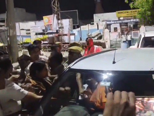 विधायक इंदिरा मीणा ने भाजपा नेता की कॉलर पकड़कर खींची और थप्पड़ भी मारा था।