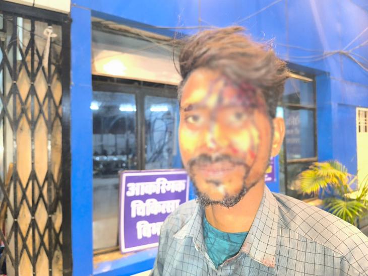 हमले में दोनों पक्षों के लोग घायल हैं।