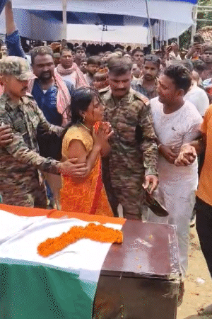 हाथ जोड़कर शहीद पति के पार्थिव शरीर की परिक्रमा करती पत्नी।