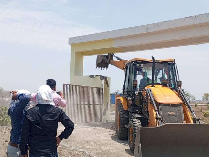 हुजूर तहसील क्षेत्र की आधा दर्जन कॉलोनियों में प्रशासन ने कार्रवाई की।