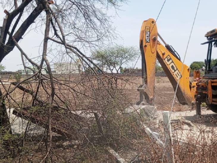 बाउंड्रीवॉल और तार फेंसिंग भी हटाई गई।