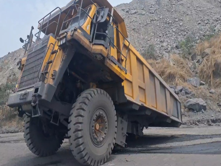 तेज रफ्तार के कारण डंपर के पहिए फेंका गए।