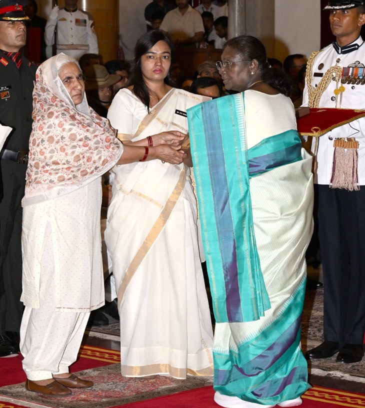 राष्ट्रपति दौपद्री मुर्मू शहीद मेजर आशीष धौंचक की मां और पत्नी को सम्मानित करती हुईं।