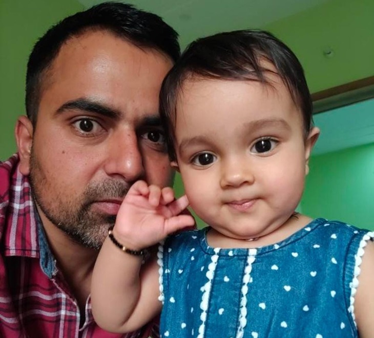 मेजर आशीष धौंचक की बेटी वामिका के साथ तस्वीर।