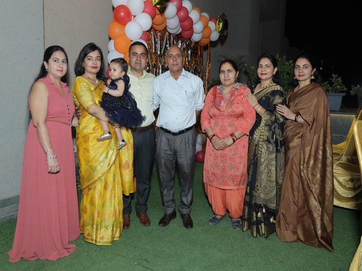 पत्नी ज्योति, बेटी वामिका, माता-पिता और बहनों के साथ मेजर आशीष धौंचक।