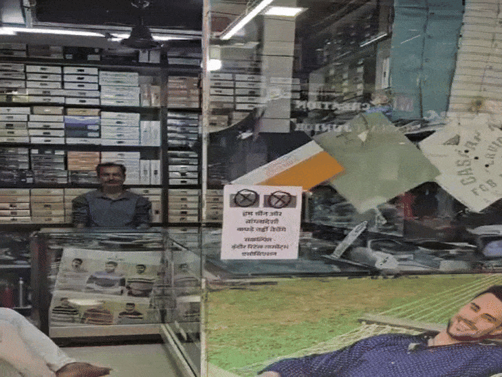 राजवाड़ा के समीप दुकानों पर लगे पर्चे लगाए गए हैं।