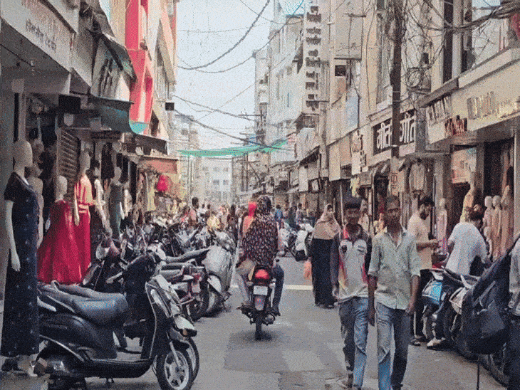 राजवाड़ा के पास स्थिति मार्केट में कपड़ों की कई दुकानें हैं।