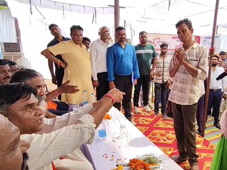 पंचायत सचिव राम प्रसाद सोरी को फटकारा