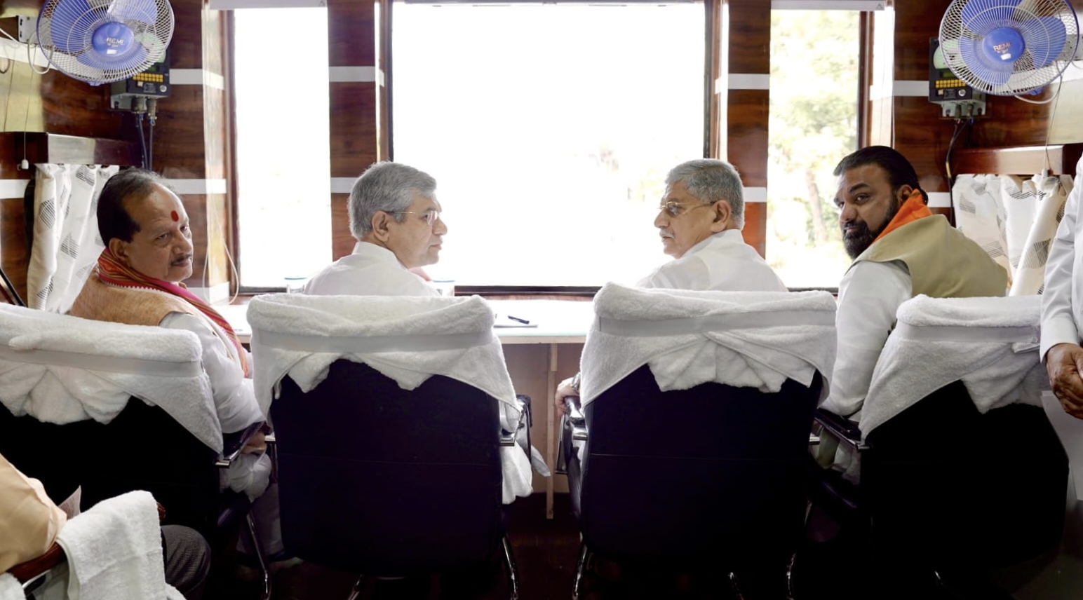 रेल मंत्री ने विंडो निरीक्षण किया है।