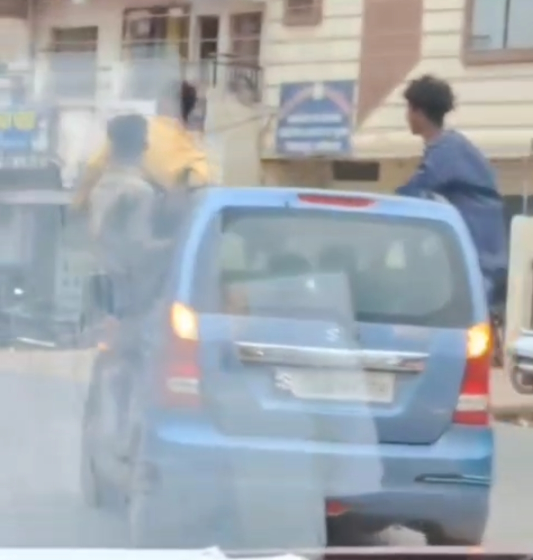 चलती कार में युवकों ने मचाया हंगामा।