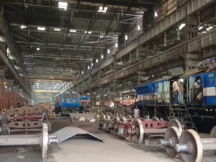 अश्विनी वैष्णव ने रेल कारखाने में चल रहे काम को देखा।