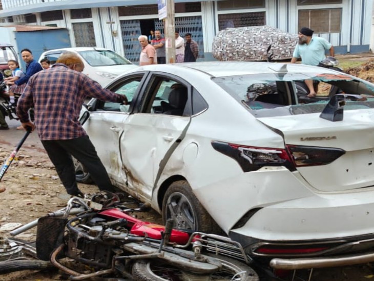 While doing stunts, the car entered the wrong side and the advocate died